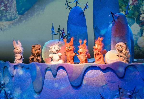 Три снежинки: голубая, золотая, серебристая