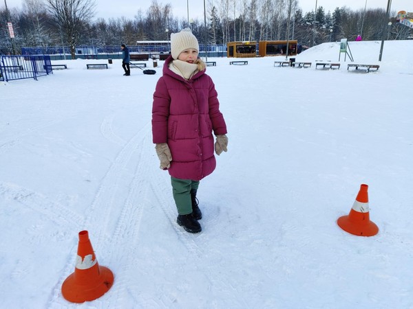 Времена года раскрывают секреты: как костёр становится другом, а искра — непослушной. Через подвижные забавы — «Огнеборцы» и «Тихоокеанский рубеж» — рождается понимание природы пламени. Малыши освоят язык безопасности: что такое «зона горения» и «эвакуац