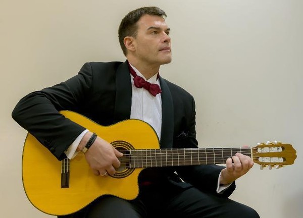 Поет Евгений Дятлов