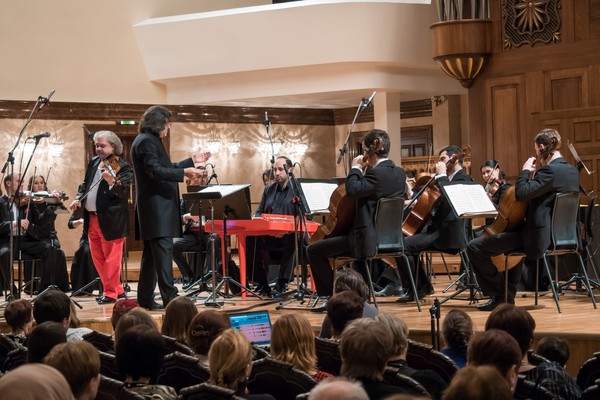 Проникнет в душу трепетный гобой…