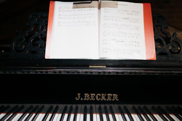 Музыка в музее. Гитара, саксофон, латина