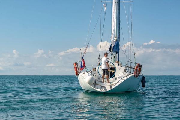 Морская прогулка под парусом вдоль побережья Сириуса