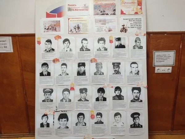 Обзор у стенда «Пусть память говорит»