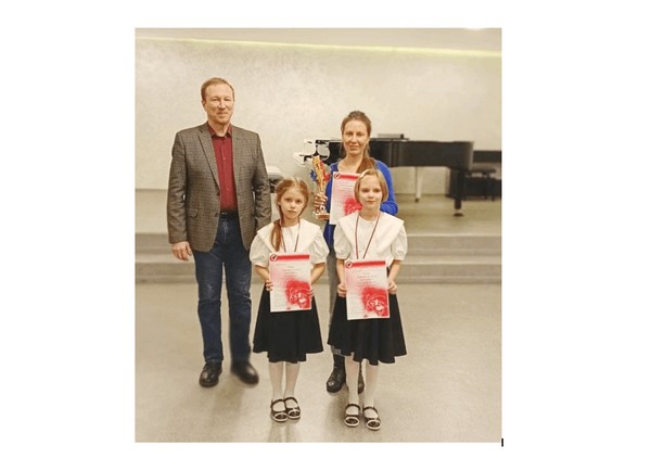 «Таланты раскрываются: дебют юных пианисток на престижном конкурсе»