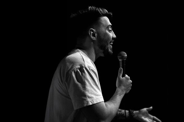 Французский стендап-концерт