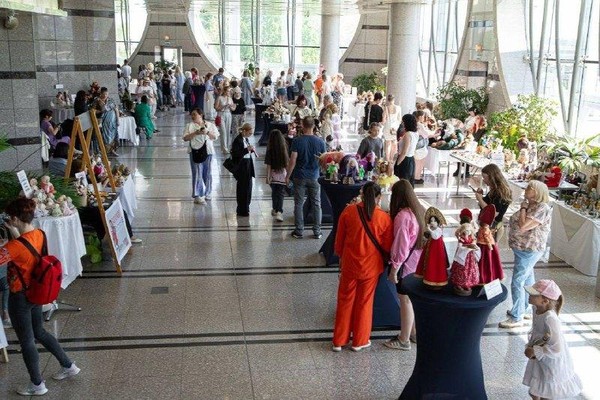 Выставка «Коты и цветы»