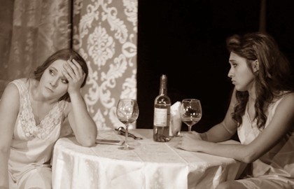 Пила вино и хохотала. Белое