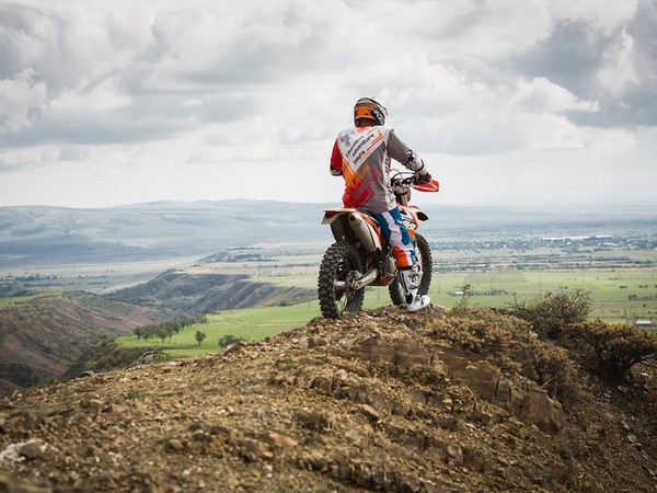 За видами и адреналином на байке: мототур под Тбилиси