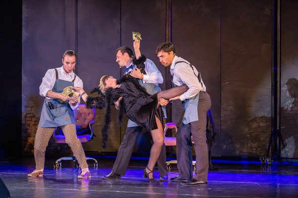 Спектакль «За двумя зайцами»