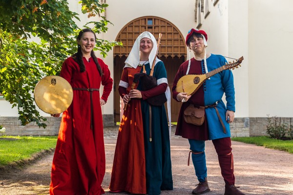 Средневековые песни о весне и любви при свечах: Lauda novella