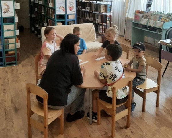 Беседа у книжной выставки «От первых свитков до современных изданий»