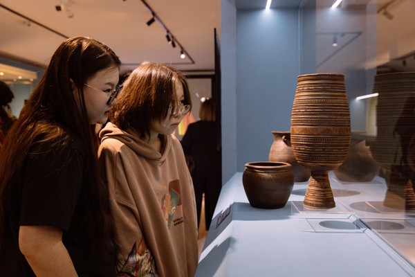 Экскурсия по выставке «Жемчужное сияние якутской посуды»