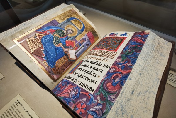 Свет дневной, есть слово книжное