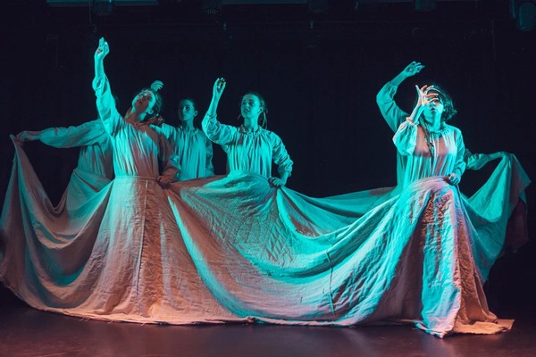 Не любо — не слушай