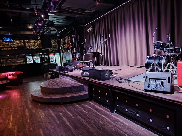 Музыкальный марафон: 5 групп на одной сцене