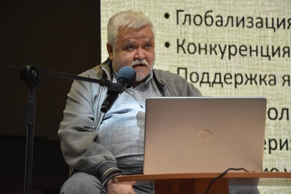 Лекция Максима Кронгауза «Когда б вы знали, из какого сора...»