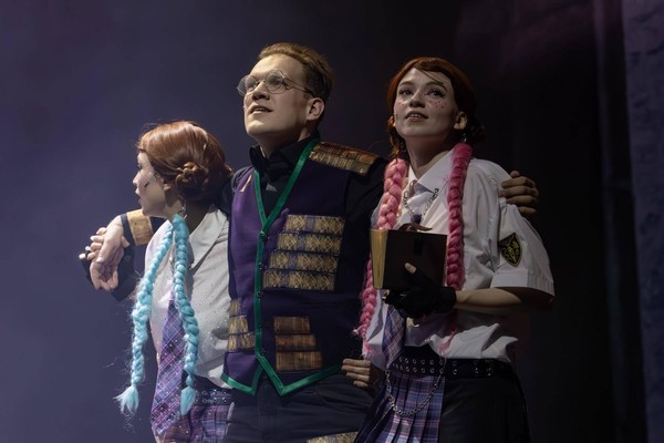 Спектакль «Королевство кривых зеркал»