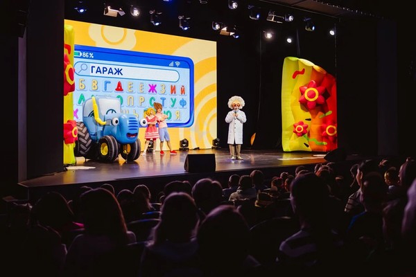 Синий трактор едет к нам