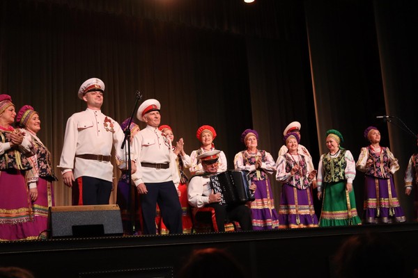 Отчётный концерт «Мы любим петь» народного вокального ансамбля «Русские напевы»