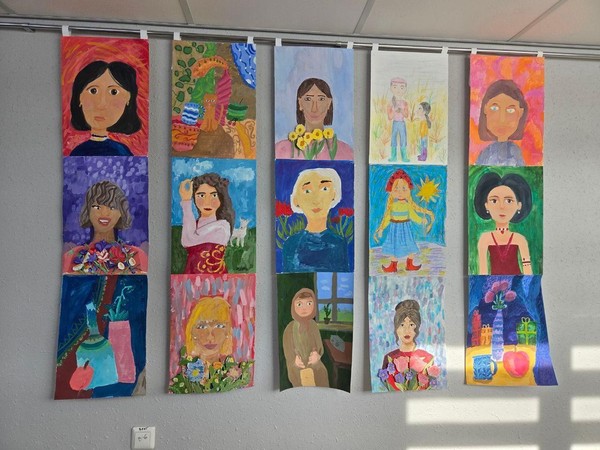 С праздником женственности