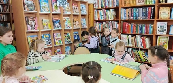 Выставка рисунков «Открывая в сказку дверь»