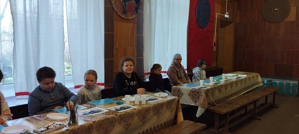 Игра-викторина «Лучше всех на свете мамочка моя»