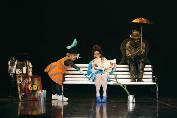 Фонарь. Скамейка. Урна