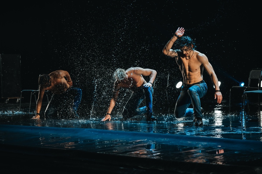 Шоу под дождём 3 "Только для женщин"