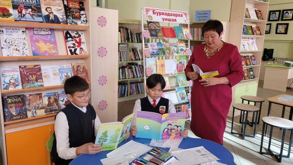 Нон-стоп у выставки «Ячитаю о Родине...»