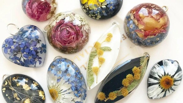 Украшение из смолы