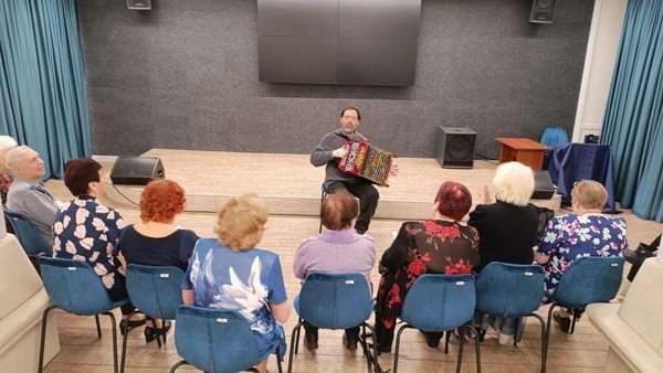 Исполнение песен под гармонь «Радостно птицы щебечут весной»