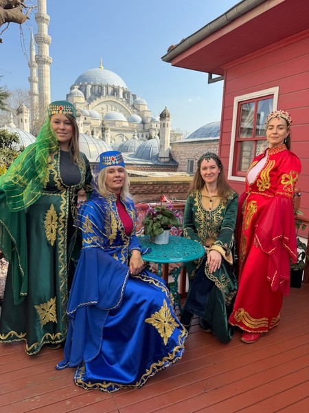 В гостях у османского паши: фото в костюмах, мозаичные лампы и кофе на песке