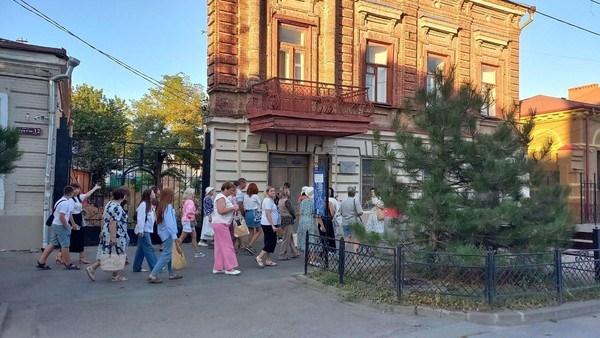 Пешеходная экскурсия «Приветливая улица, затейливый балкон...»