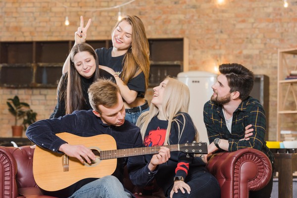 Музыкальная гостиная «Поем душой – группа для любителей вокала»