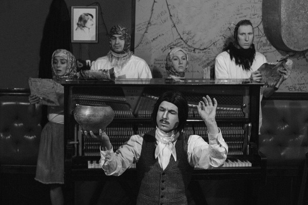 Cпектакль «Гоголь. Сюита о том, как поссорился Иван Иванович с Иваном Никифоровичем»