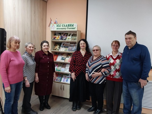 «Про весну, любовь и красоту»: книжно–иллюстративная выставка