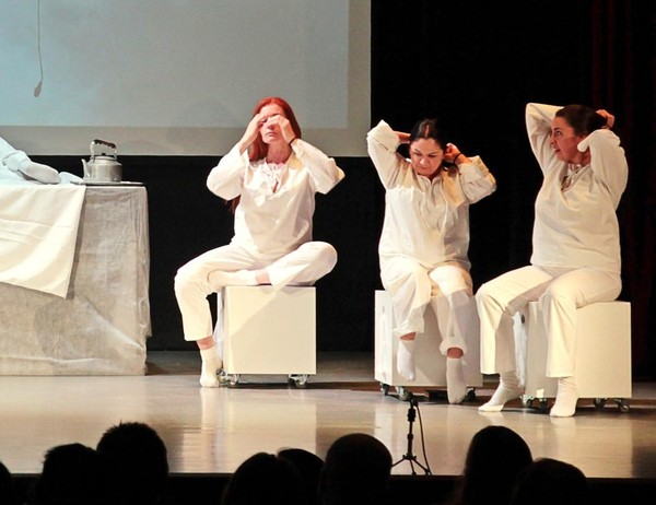 Спектакль «Прекрасное далеко»