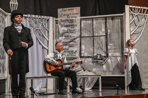 Спектакль «Живи, как пишешь, и пиши, как живешь»