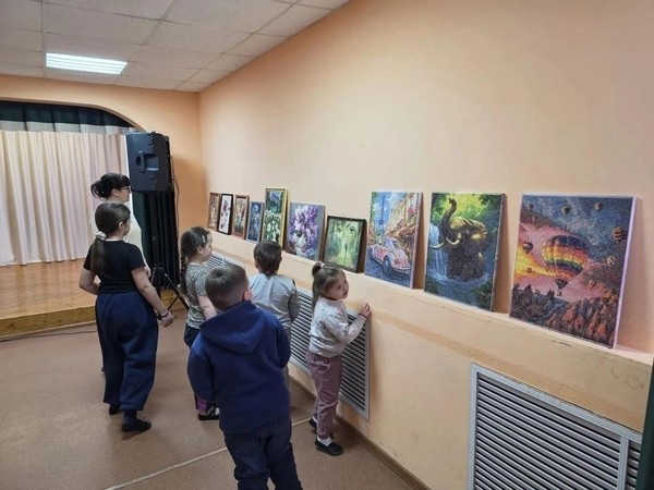 Выставка работ «Теплый квадратик»