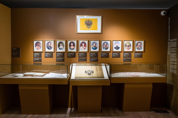 Экскурсия «Романовы. Из Петергофа в Москву»