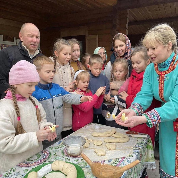 День жаворонка. Традиции и обычаи встречи весны на Руси.