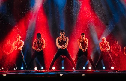 Шоу под дождем