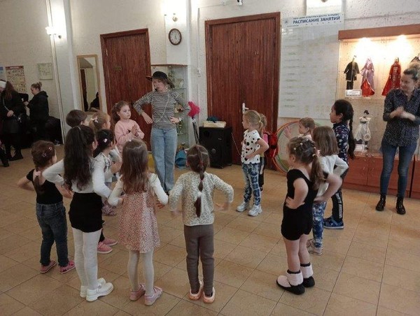 «Что за громкий стук колёс? Это едет паровоз!»