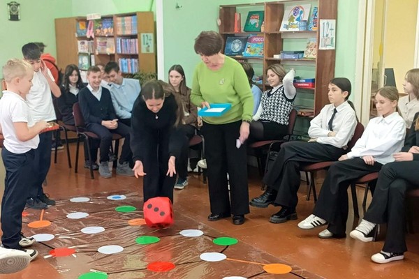 Познавательная напольная игра «Моя огромная семья – Россия»