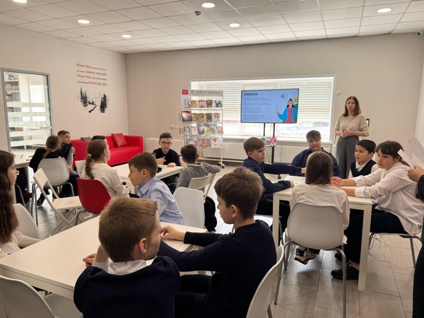 Интеллектуальная игра «По обе стороны кулис»