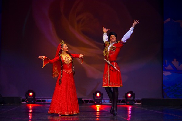 Открытие Азербайджанского театра в Дербенте: выступление «Лезгинки»