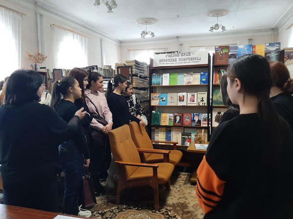 Книжно–иллюстративная выставка «Волшебный мир кулис»