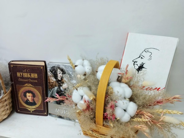 Поэтический вернисаж «В кругу пушкинских героев»