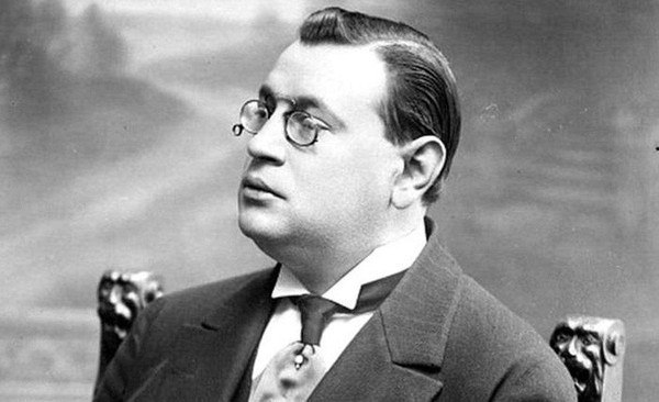 «Умел смеяться и смешить»