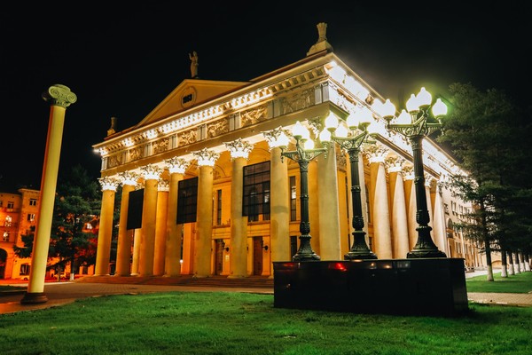 Спектакль «12 стульев»